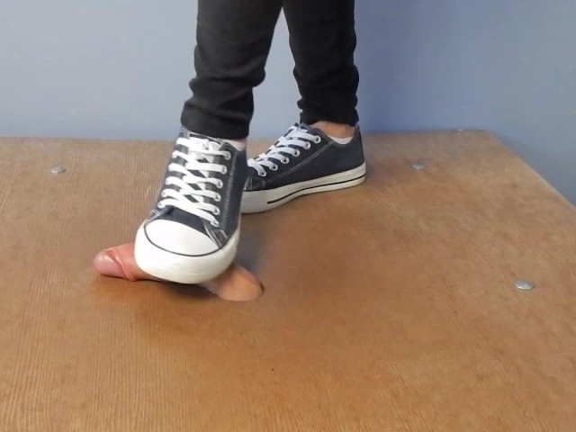 Removes converse shoes
