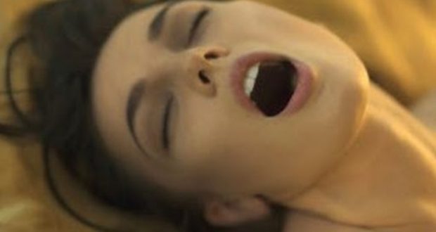 Mulher gozando orgasmo feminino intravaginal