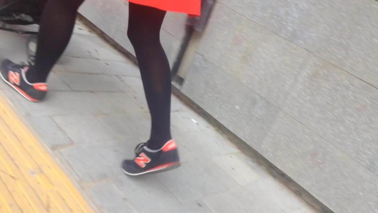 Wind reccomend Pantyhose and sneakers
