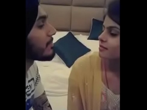 Punjabi girl kiss with her sardar boy frend