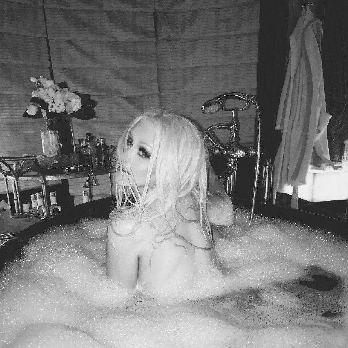 Christina Aguilera Stripped & Nude Photoshoot.