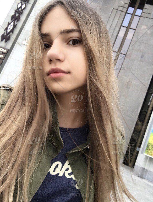 Young teen girl selfy