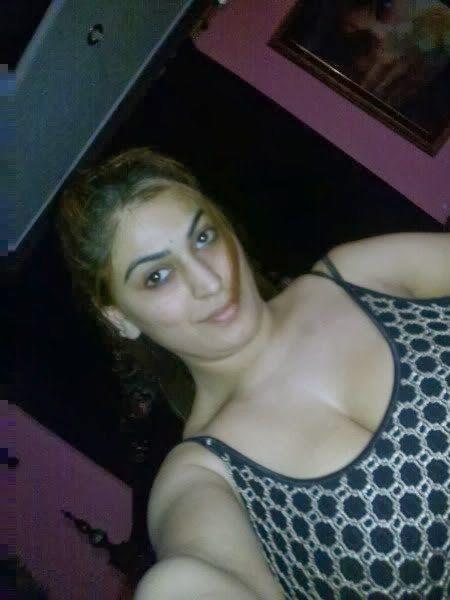 PAKISTANI - Hottest Girl Recording for BF in Bathroom from ISLAMABAD.