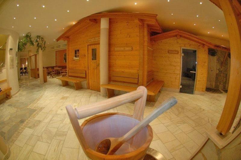 Swimming pool sauna