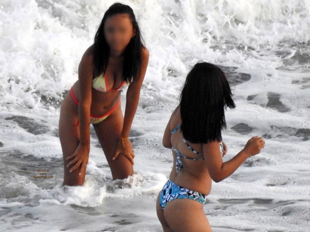 Tator T. reccomend Girls peeing beach